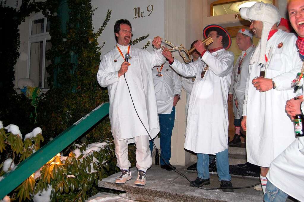 Heftiges Ringen um den Rathausschlssel in Hausen - Burgi Martin Bhler mit Ozume Mario Brugger.