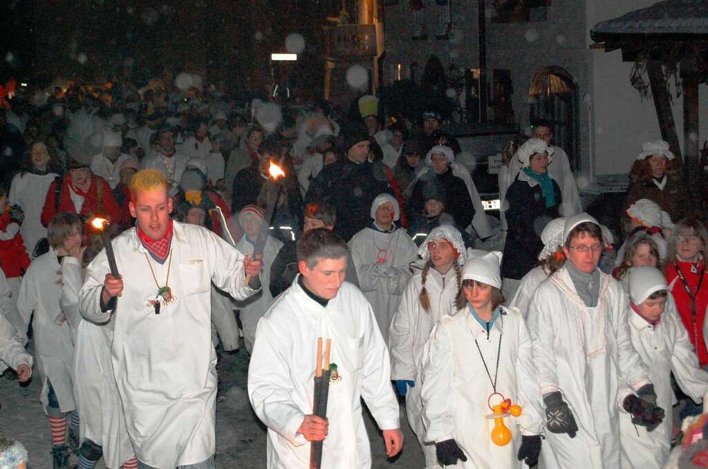 Ein stattlicher Tross von Weikitteln zog durchs Hebeldorf Hausen.