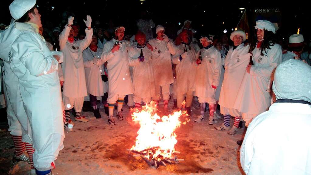 Hemdglunkis feiern auf dem Zeller Rathausplatz die Proklamation der Fasnacht.