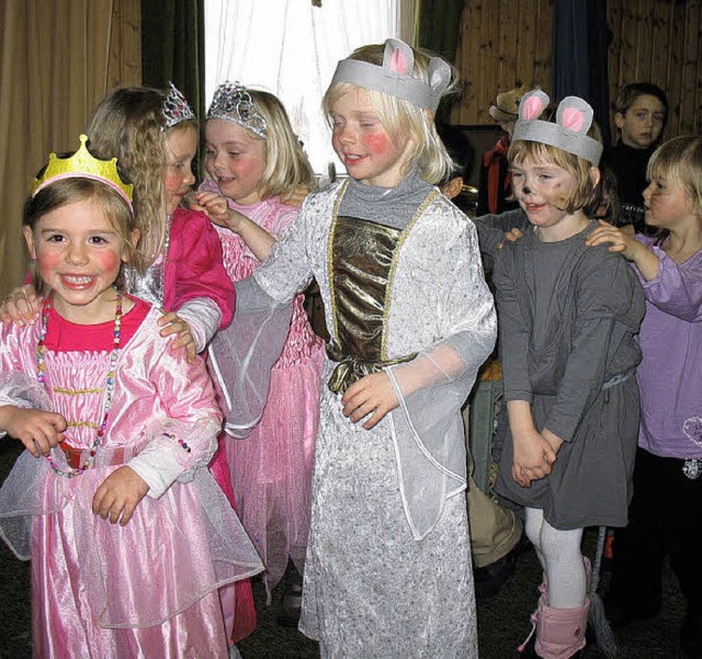 Die Kinder trotzten schon am Morgen de...olizei einen gelungenen Fasnetauftakt.  | Foto: Gaby Beha