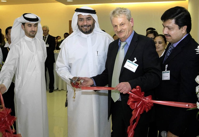 Inhaber Mohammed Belhoul (Zweiter von ...fnen den neuen Flagshipstore in Dubai.  | Foto: hansgrohe