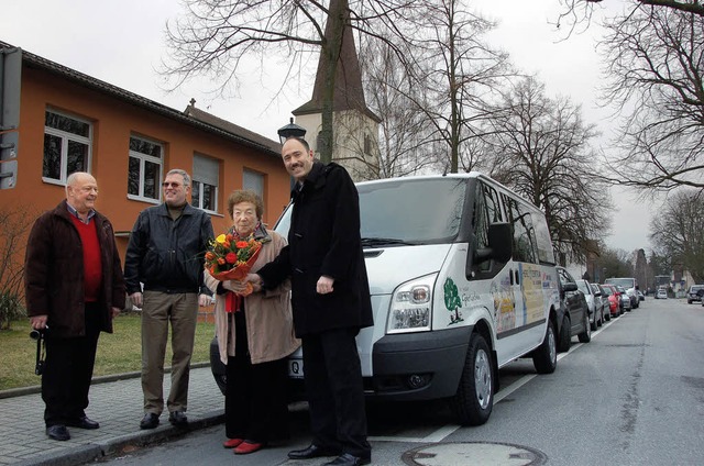 Neuer Kirchenbus der evangelischen Kir... Sternberg und  Rolf Mauthe (links).    | Foto: Susanne Mller