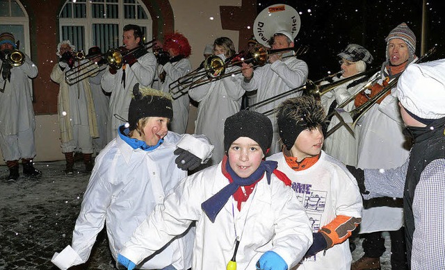 Nicht mal Schneefall kann die Narren v...er-Volk das Rathausstrmung gestrmt.   | Foto: frank leonhardt