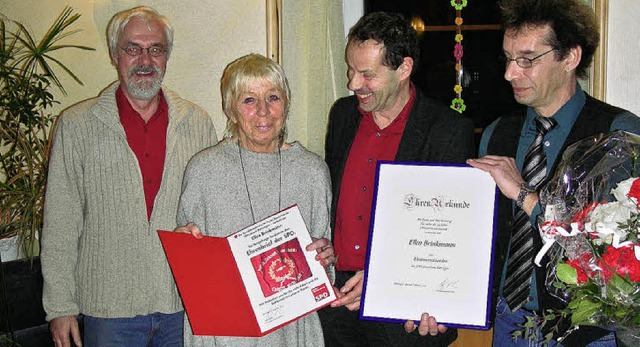 Gratulanten fr  Ellen Brinkmann zum E...lf Keler (Ortsvorsitzender, rechts).   | Foto: mario schneberg