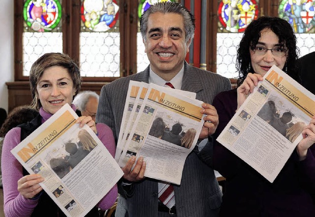 Monica Alarcon, Miguel Angel Garcia Go...-Zeitung&#8220; des Migrantenbeirats.   | Foto: Ingo Schneider