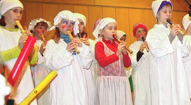 Die Kinder unterhielten im Hemdglunkidorf mit Musik.  | Foto: Bernhard Birlin