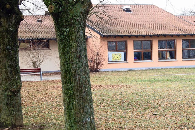 Auf der Wiese bei der Eimeldinger Schu... alter Bume am Zugang zum Schulhaus.   | Foto: Victoria langelott