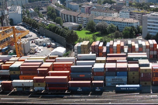 Die Rheinhfen in Basel sind das grte Schweizer Container-Terminal.   | Foto: Andrea Dresche