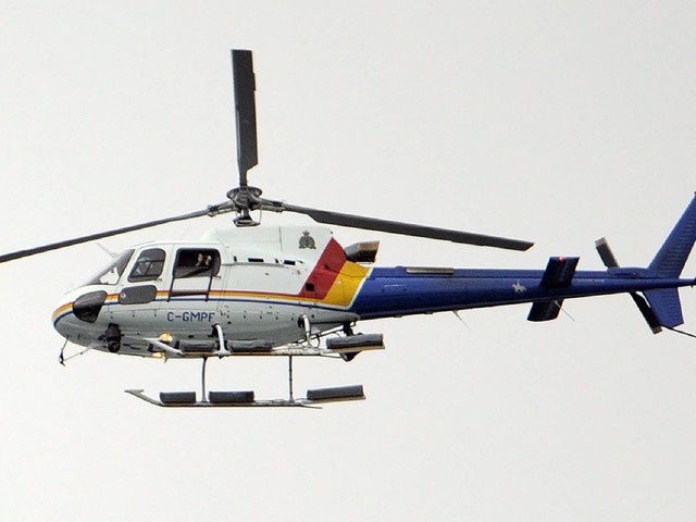 Mit dem Hubschrauber wird der georgisc...iningsunfall ins Krankenhaus gebracht.  | Foto: dpa