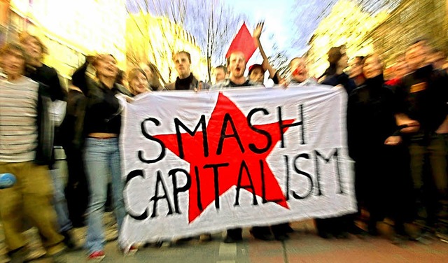 Diese  Demonstranten in Mnchen uern ihre Kapitalismuskritik deutlich.  | Foto: Joerg Koch