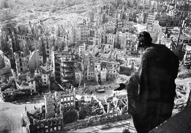 Blick vom Rathausturm auf die zerstrt...t Dresdens, aufgenommen im Jahr 1945.   | Foto: DDP