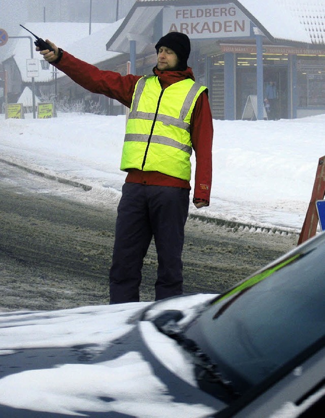 Die jungen Mitarbeiter des Parkplatzdi...ochenende Geduld und ein dickes Fell.   | Foto: N. Dilger