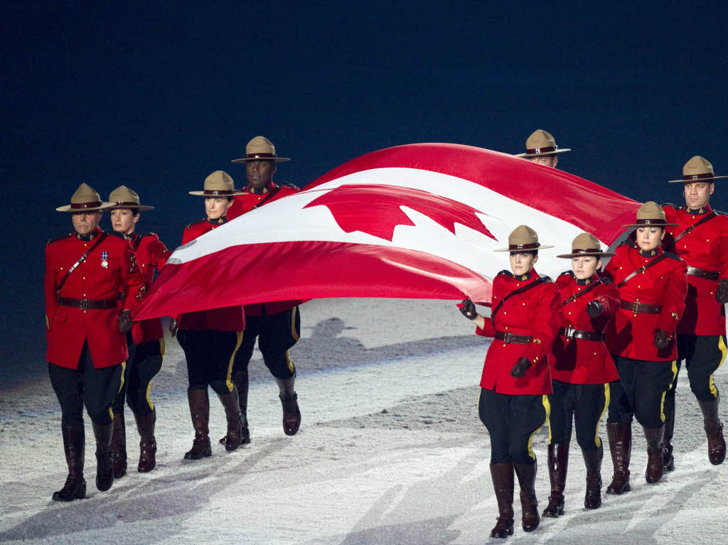 Mounties, diesmal unberitten: Neun Beamte der Royal Canadian Mounted Police bringen die Nationalflagge mit.