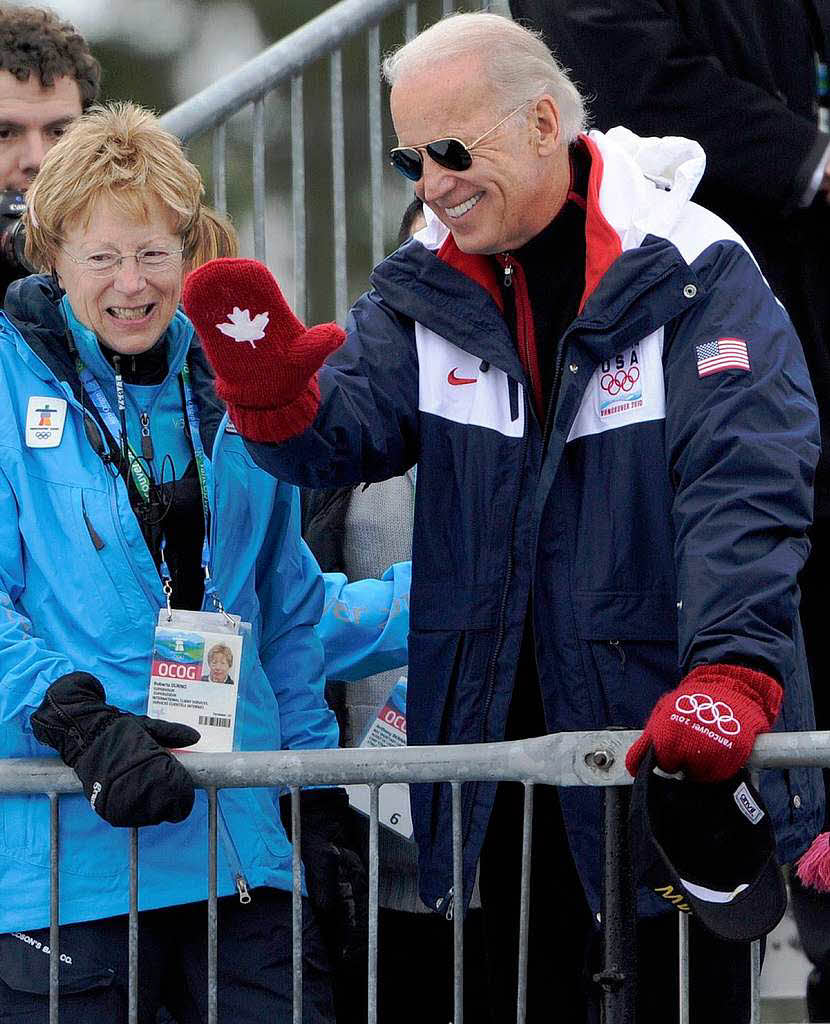 Falsches Hoheitszeichen: US-Vizeprsident Joe Biden, Gast beim Skispringen, hatte einen neuen Handschuh bergezogen.
