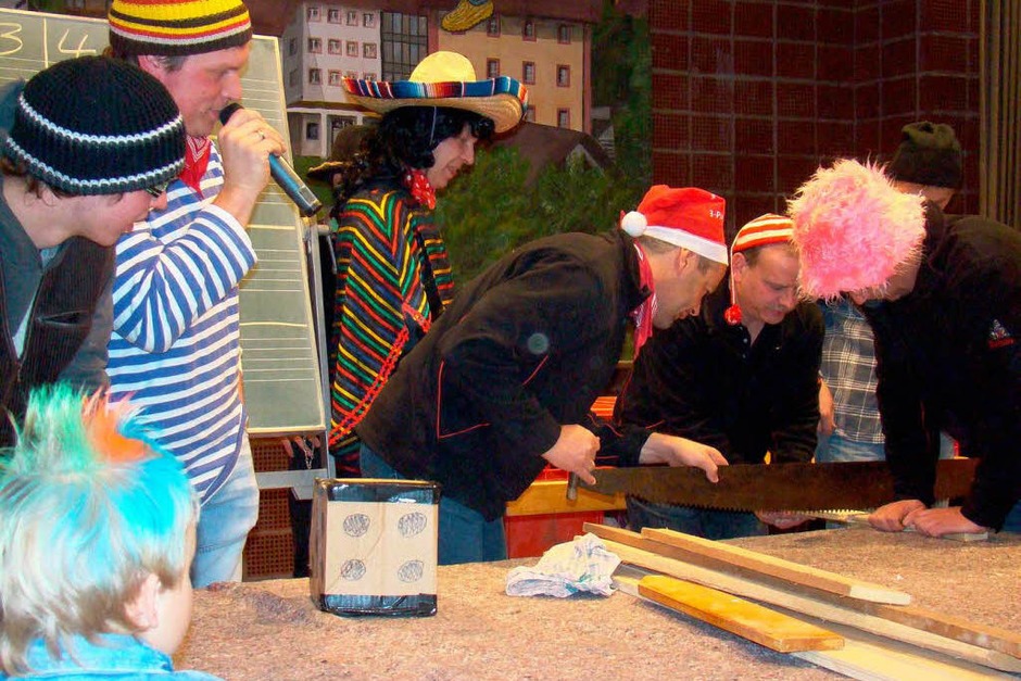 Lustige Spiele bei der Wagenbauer-Party des Musikvereins am Samstagabend in der Schwarzwaldhalle (Foto: Chris Seifried) Lustige Spiele bei der Wagenbauer-Party des Musikvereins am Samstagabend in der Schwarzwaldhalle (Foto: Chris Seifried)