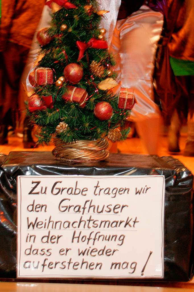 Preismaskenball Grafenhausen: Grafhuser Trauerweiber tragen den Weihnachtsmarkt zu Grabe