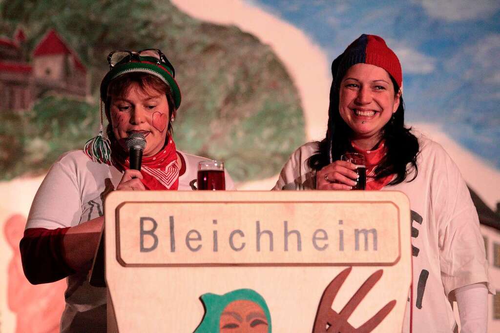 Klara Glatz und Renate Nnninger (rechts) verlesen in Bleichheim  brisantes aus dem "Narrenblttle".