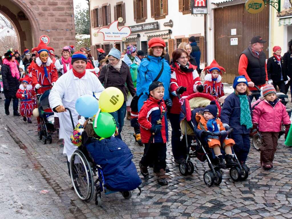 Kindergrten und Erstklssler aus Endingen zogen in Gruppen mit durch die Stadt.