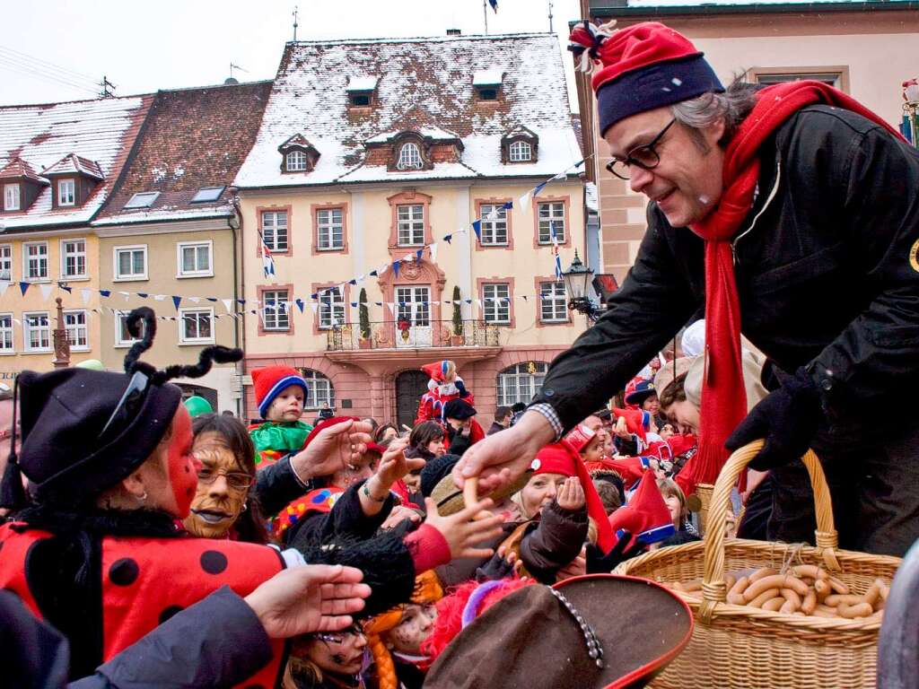 Hei begehrt: Wolfgang Koch verteilt Wrste an die Kleinen.