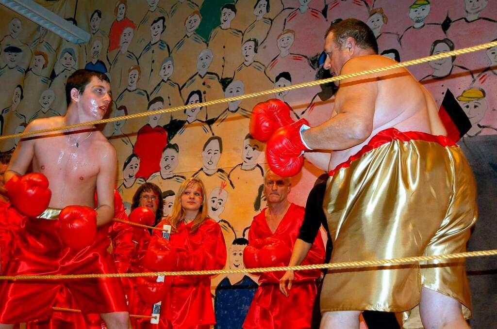 Hei her ging es beim Boxkampf des Gesangvereins, aus dem Schwergewichtler Heinz Meyer (rechts) siegreich hervorging.