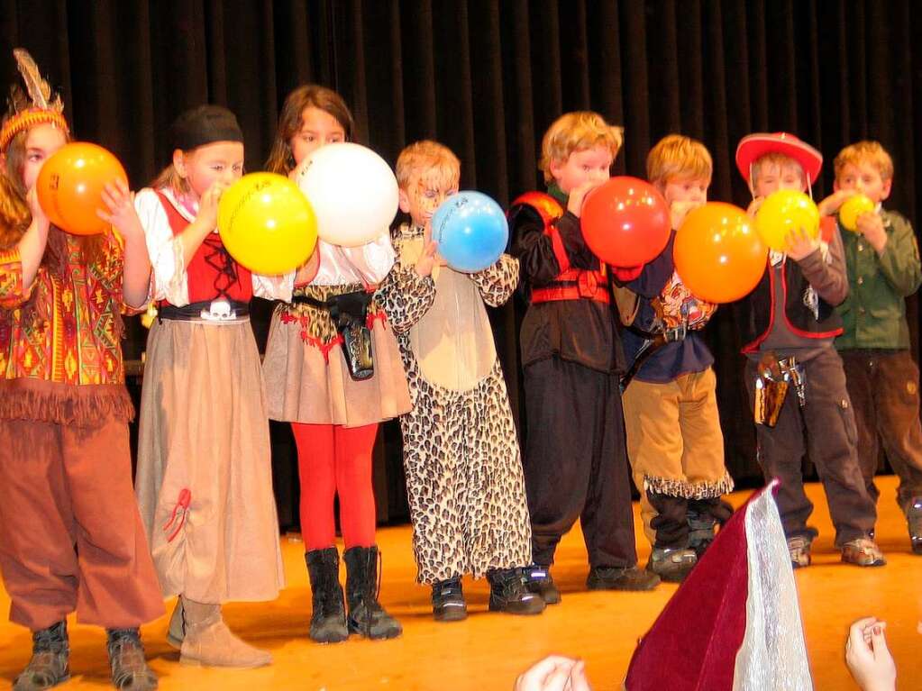 Csar sucht den Superstar am Samstagnachmittag bei der Kinderfasnet: Die Kinder beim Luftballon aufblasen.