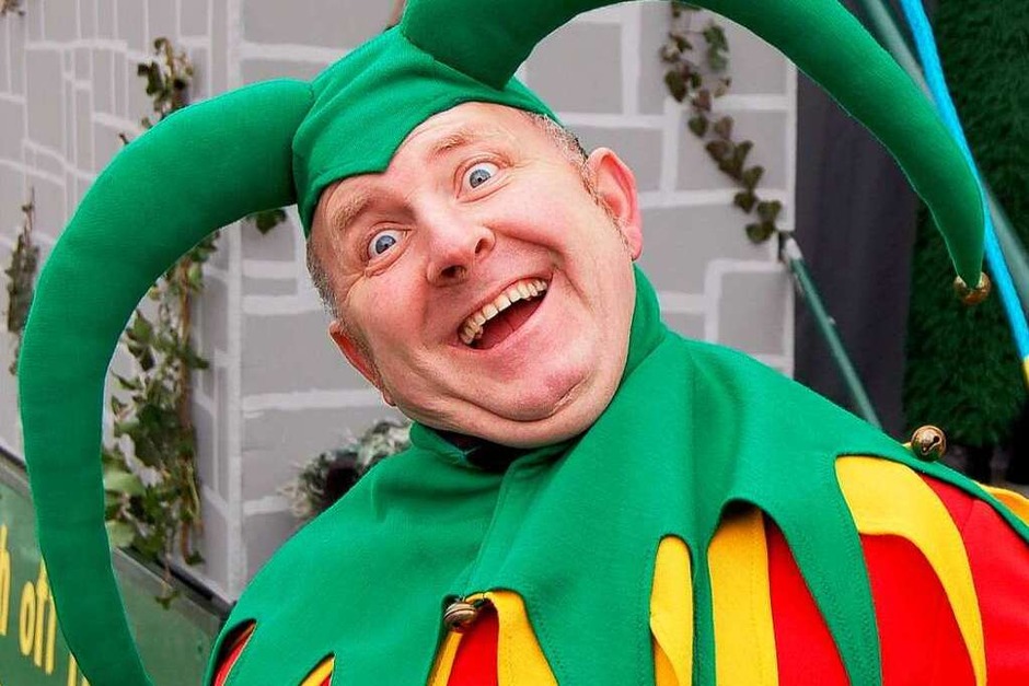 Als singender Till Eulenspiegel erwies sich dieser Narr, der von der Burg der Grienloch-Ruäche aus den Geist der Fasnacht beschwor. (Foto: Vollmar) Als singender Till Eulenspiegel erwies sich dieser Narr, der von der Burg der Grienloch-Ruäche aus den Geist der Fasnacht beschwor. (Foto: Vollmar)