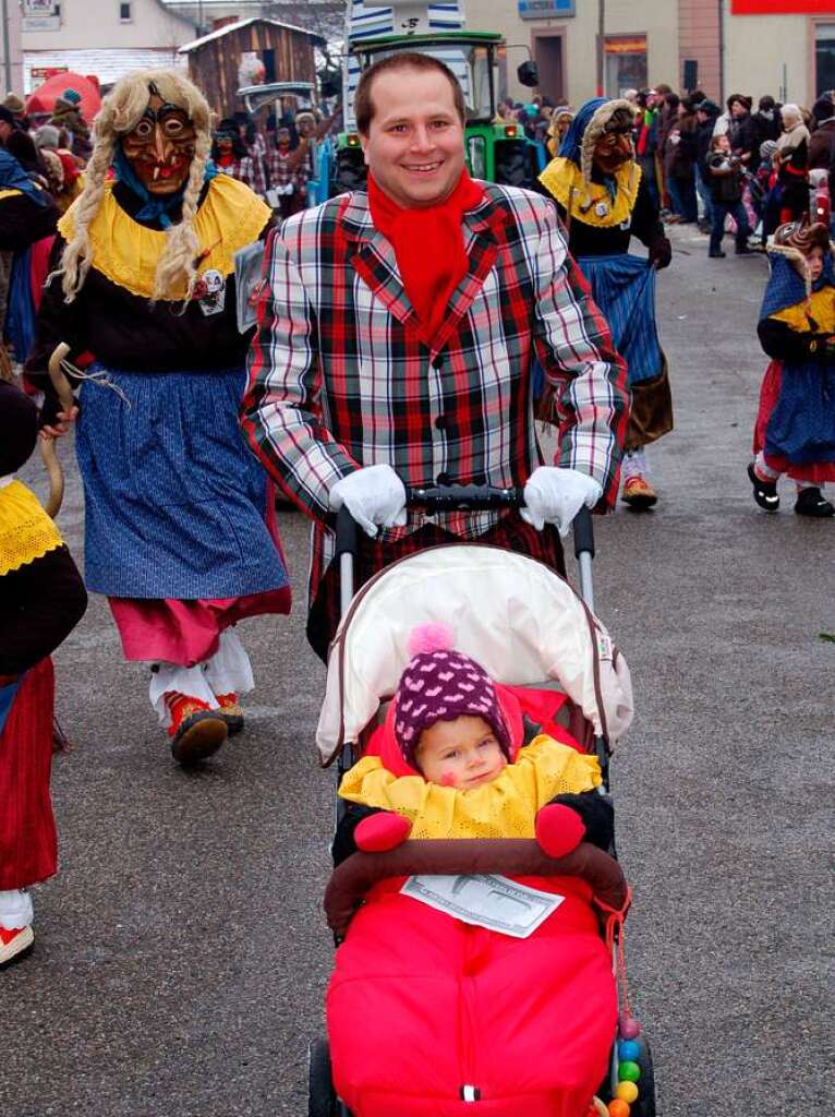 Vom Vater geschoben genoss auch dieser kleine Narr das Umzugsgeschehen.