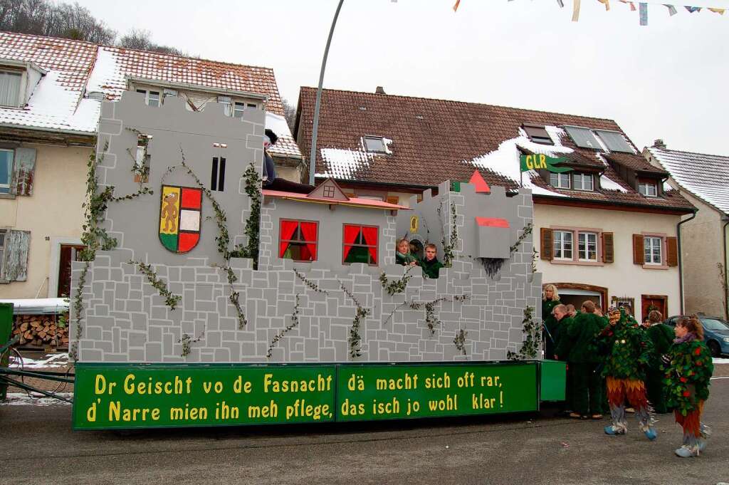 Den Geist der Fasnacht beschworen die Grienloch-Ruche aus Wyhlen in ihrer eigens gebauten Burg.