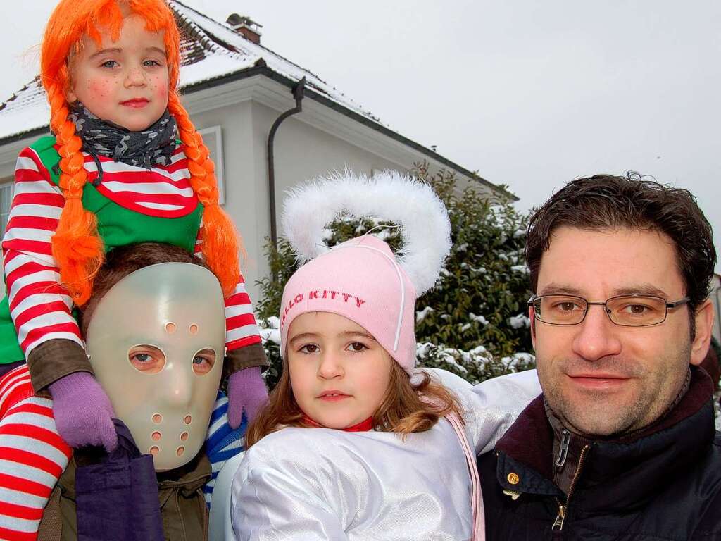 Am Straenrand vergngten sich diese jungen Narren whrend des Umzuges durch die Doppelgemeinde.