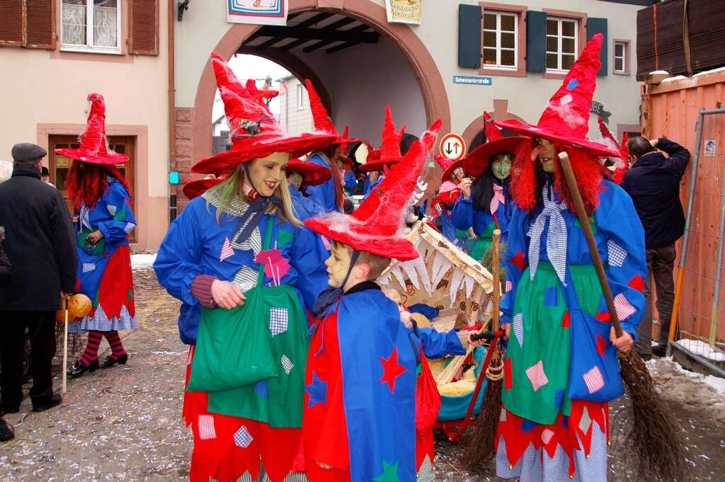 Kenzinger Umzug: Burgbrunnenhexen mit Hexenschule