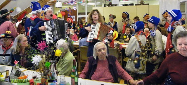 Buntes Treiben herrschte beim Hausball... ein ausgelassenes Stelldichein gaben.  | Foto: Martha Weishaar