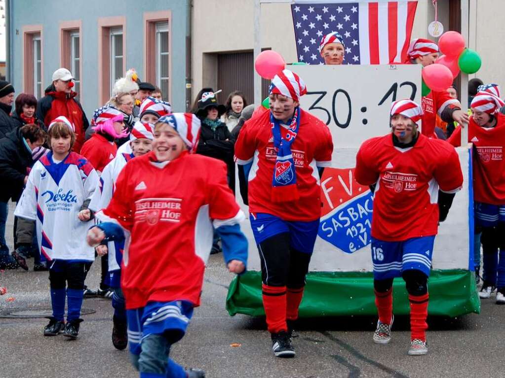 Die D-Jugend des FV Sasbach bereicherte das Umzugsgeschehen am Sonntag in Sasbach als amerikanische Footballspieler.