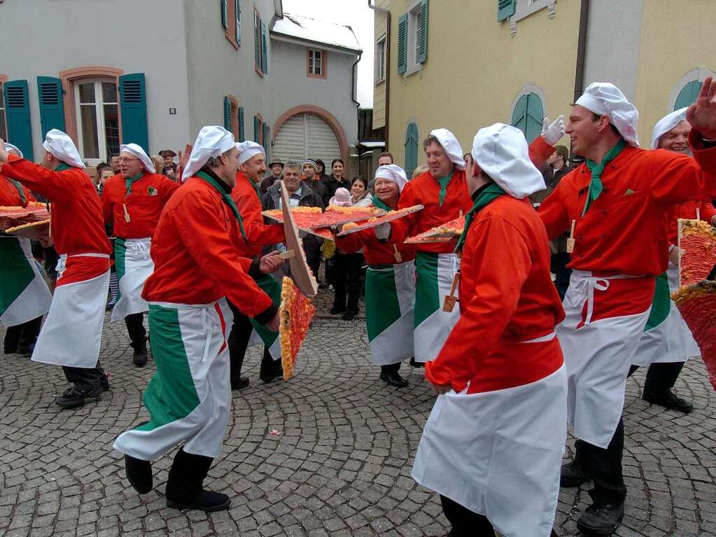 Flotte Pizzabcker aus Wyhl berzeugten mit ihren Tanzeinlagen auch das Riegeler Publikum.