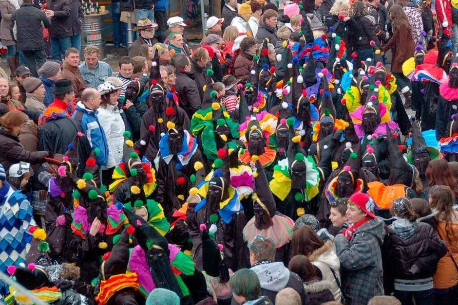 Auch in Hartheim waren die Narren beim großen Fasnetumzug der "Rheingeister" völlig aus dem Häuschen. (Foto: Markus Donner) Auch in Hartheim waren die Narren beim großen Fasnetumzug der "Rheingeister" völlig aus dem Häuschen. (Foto: Markus Donner)