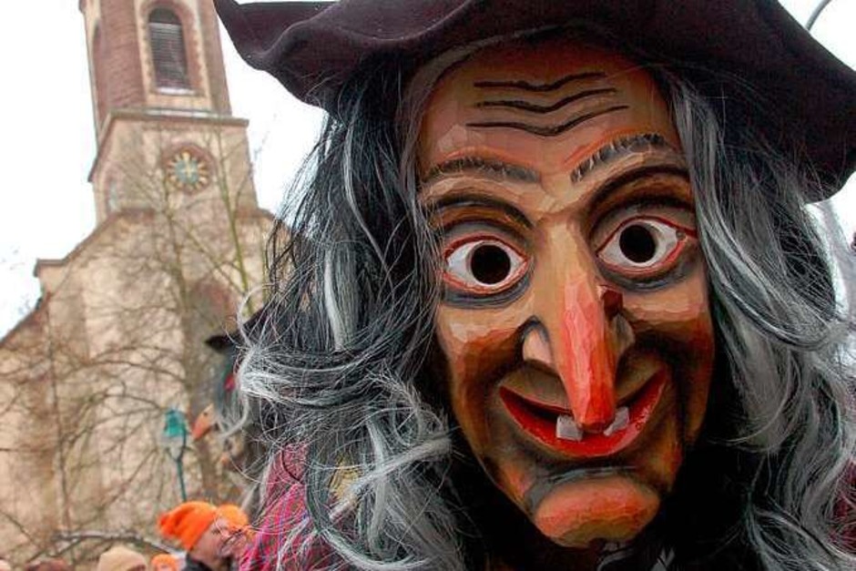 Auch in Hartheim waren die Narren beim großen Fasnetumzug der "Rheingeister" völlig aus dem Häuschen. (Foto: Markus Donner) Auch in Hartheim waren die Narren beim großen Fasnetumzug der "Rheingeister" völlig aus dem Häuschen. (Foto: Markus Donner)