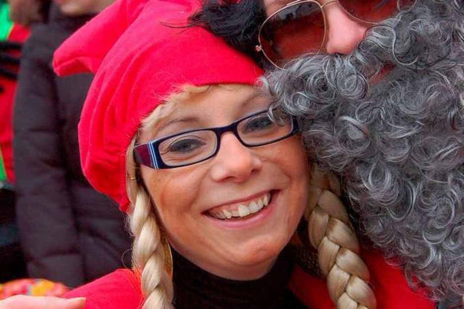 Auch in Hartheim waren die Narren beim großen Fasnetumzug der "Rheingeister" völlig aus dem Häuschen. (Foto: Markus Donner) Auch in Hartheim waren die Narren beim großen Fasnetumzug der "Rheingeister" völlig aus dem Häuschen. (Foto: Markus Donner)