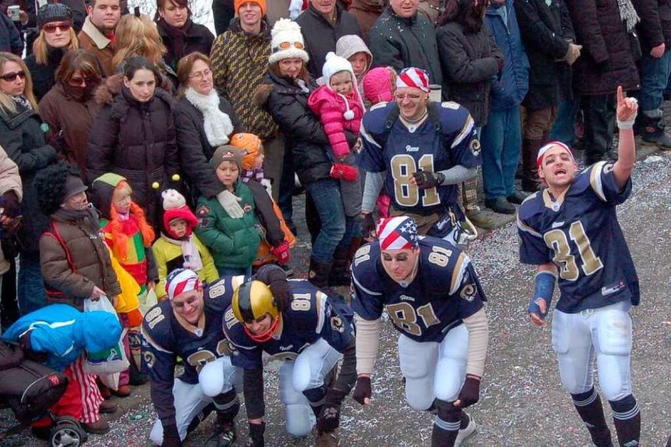 Auch in Hartheim waren die Narren beim großen Fasnetumzug der "Rheingeister" völlig aus dem Häuschen. (Foto: Markus Donner) Auch in Hartheim waren die Narren beim großen Fasnetumzug der "Rheingeister" völlig aus dem Häuschen. (Foto: Markus Donner)