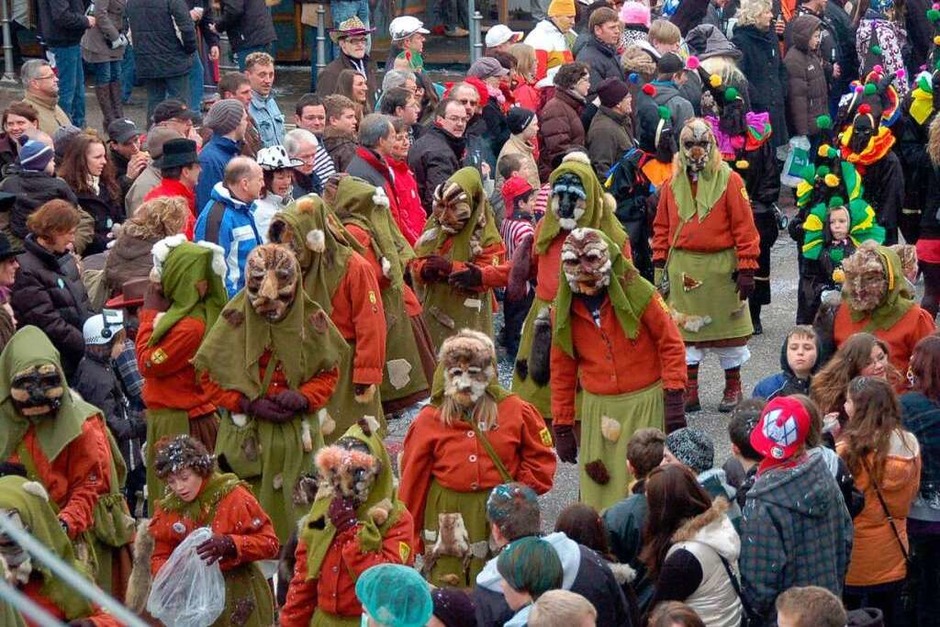 Auch in Hartheim waren die Narren beim großen Fasnetumzug der "Rheingeister" völlig aus dem Häuschen. (Foto: Markus Donner) Auch in Hartheim waren die Narren beim großen Fasnetumzug der "Rheingeister" völlig aus dem Häuschen. (Foto: Markus Donner)