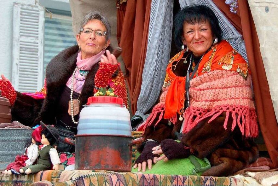 Tausende Zuschauer säumten die Straßen und bestaunten 70 Narrengruppen aus dem Dreiländereck (Foto: sigrid umiger) Tausende Zuschauer säumten die Straßen und bestaunten 70 Narrengruppen aus dem Dreiländereck (Foto: sigrid umiger)