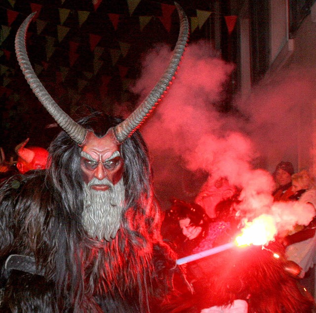 Faszinierend:   Gassesprnger aus Benn...ngen (oben), Wolfsteufel aus Waldkirch  | Foto: Charlotte Frse