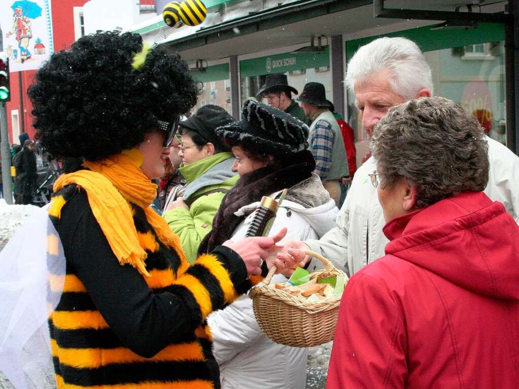 Bienen verteilen Leckereien an die Zuschauer.