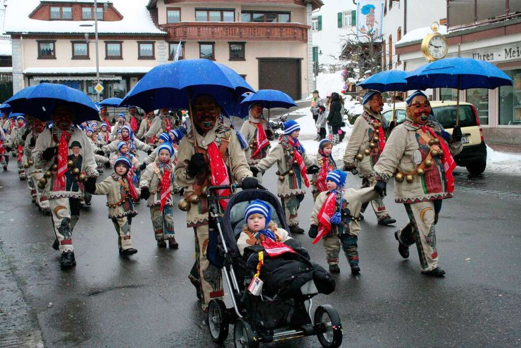 Eine groe Gruppe von Pflumeschluckerhansele gumpte im Umzug mit.