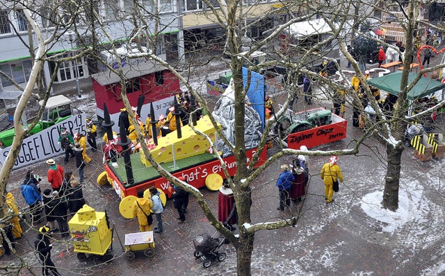 Wagen-Schau auf dem Marktplatz: Die Vo...r eine Neuerung in der Fasnacht 2010.   | Foto: Barbara Ruda