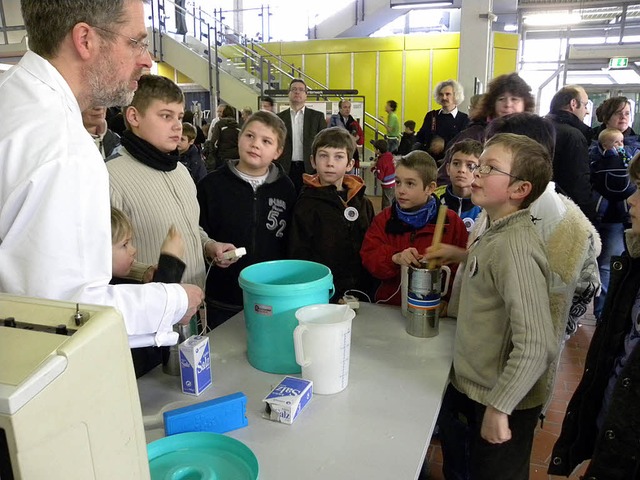 Frhliche Wissenschaft: Auch der Dozen...lren, dass es die Kinder verstehen.    | Foto: Annette Persch