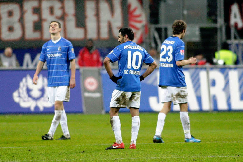 Geschlagen: Die Akteure des SC Freiburg nach dem Schlusspfiff. Geschlagen: Die Akteure des SC Freiburg nach dem Schlusspfiff.
