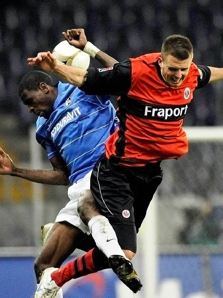 Luftiges Duett: Freiburgs Papiss Demba Cisse (links) gegen Frankfurts Alexander Meier. Luftiges Duett: Freiburgs Papiss Demba Cisse (links) gegen Frankfurts Alexander Meier.