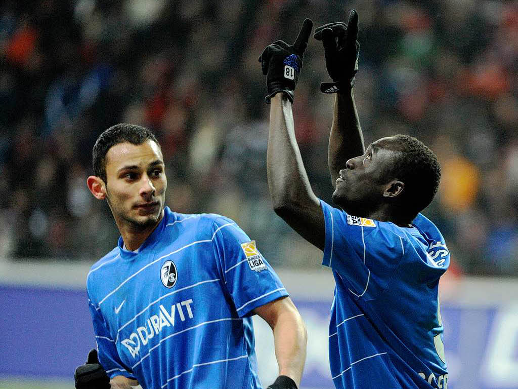 Papiss Cissé nach der Freiburger Führung, rechts Ömer Toprak. Die Jubelstimmung hielt nicht lange an. Papiss Cissé nach der Freiburger Führung, rechts Ömer Toprak. Die Jubelstimmung hielt nicht lange an.