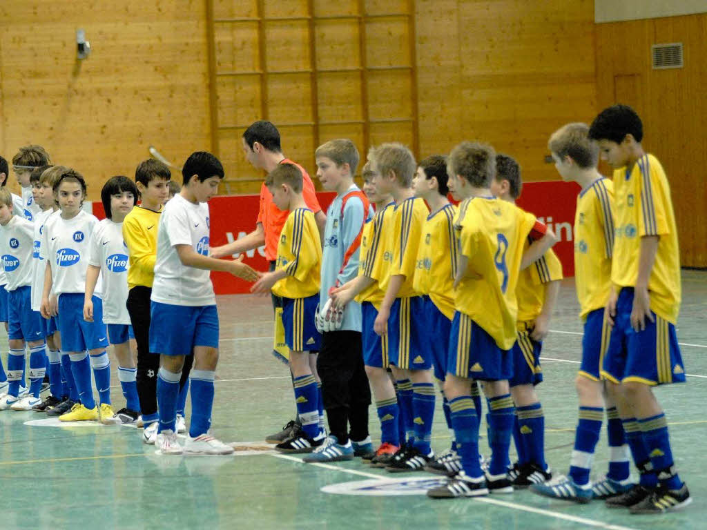 Vor dem Spiel um Platz 3 zwischen dem Karlsruher SC und Brndby Kopenhagen (1:0, D-Junioren)