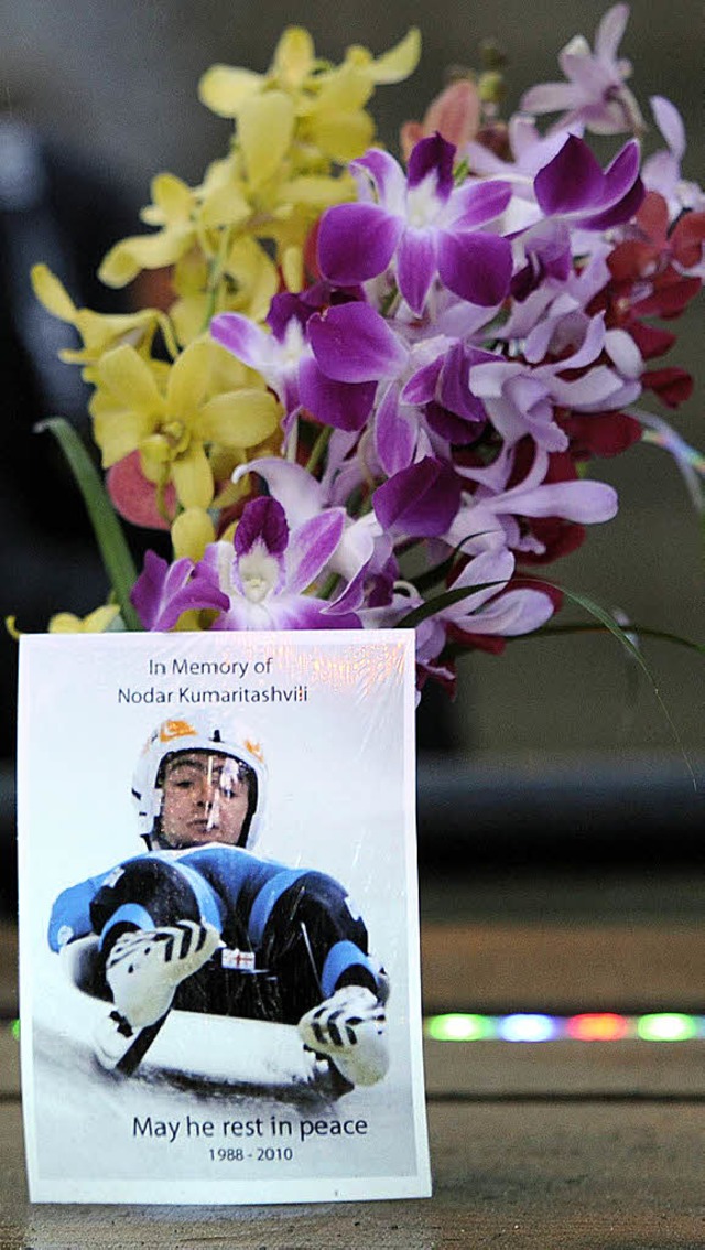 Blumen fr den toten Fahrer vor der  Eisbahn in Vancouver   | Foto: ddp