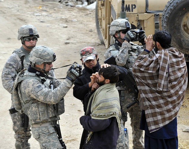 Amerikanische Soldaten kontrollieren afghanische Zivilisten.   | Foto: AFP